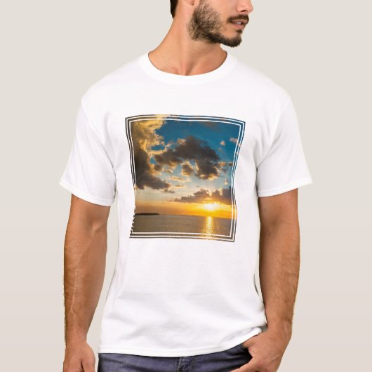 フィジー、オーシャン上のサンセット Tシャツ (正面)