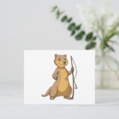 フィッシャーとして釣り竿を持つカワウソ ポストカード (スタンド正面)