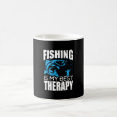 フィッシャー魚釣りは私の最高のセラピー コーヒーマグカップ (中央)