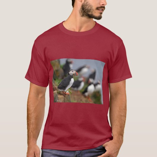 フィッシュTシャツを持つツノメドリ Tシャツ (正面)