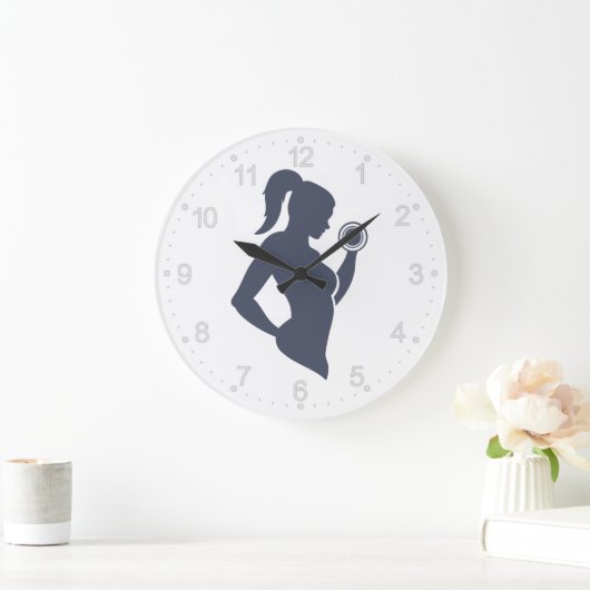 フィットネスの女の子はダンベルを持ち上げる ラージ壁時計 (ホーム)