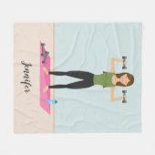 フィットネスガールイラストレーション重量挙げ&名前 フリースブランケット (正面(横))