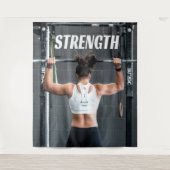 フィットネス 強さ 女性 筋肉 ワークアウト モチベーション タペストリー (正面)