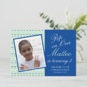 フィッポップ・アートのジ遊パーティー少年誕生日ブルーグリーン 招待状 (スタンド正面)