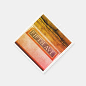 フィフスアベニュータイルサイン – ニューヨークシティ スタンダードカクテルナプキン (角)