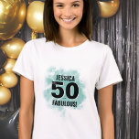 フィフスファブラス50誕生日 Tシャツ<br><div class="desc">可愛い台本と大胆さモダンが融合したシンプルこのデザイン「50と素晴らしい」シャツの世界!クラシックブルー(または光ターコイズ)の水色の背景からの色のスプラッシュとティール(緑がかった色)ブラックと白の着色を特徴とする。名カスタマイズ前にも、必要に応じもして、'and'と'fabulous'を変更することもできもしる。このもしプリントを別の色の背景で見たい場合は、メッセージを送信して私に何ができるかを見る!パーソナライズされたティール(緑がかった色)ブルー水カラー白黒モダン50th誕生日Tシャツ</div>