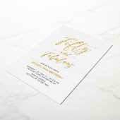 フィフティと素晴らしい |モダン金ゴールド50th誕生日パーティー 箔招待状 (回転した状態)