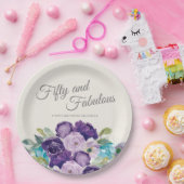 フィフティーファウラス誕生日パープルブルーフローラホワイト ペーパープレート (パーティー)