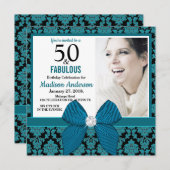 フィフティー&ファビューティール(緑がかった色)ブラックダマスク50誕生日 招待状 (正面/裏面)