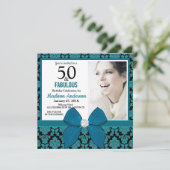 フィフティー&ファビューティール(緑がかった色)ブラックダマスク50誕生日 招待状 (スタンド正面)