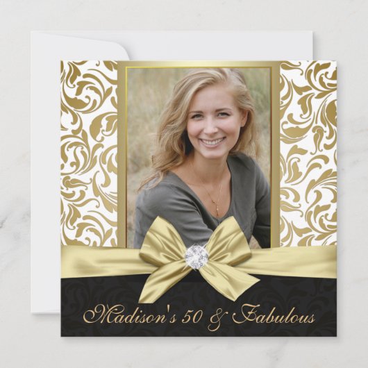 フィフティ・アンド・ファビュラス ゴールド ホワイト ダマスク 50歳の誕生日 招待状 (正面)