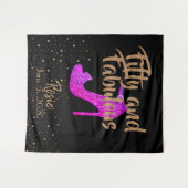 フィフティ＆ファビュラス ガーリー グリッター ホットピンク ゴールド テキスト タペストリー (正面(横))