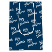 フィフティ&ファブラス – おもしろいネイビーブルー50誕生日 ミディアムペーパーバッグ (裏面)