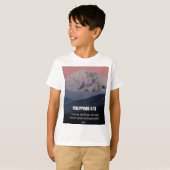 フィリピの人への手紙 4:13 KJV 聖書の詩 山と森 Tシャツ (正面フル)