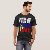 フィリピン時間のフィリピ走ン・フラに遅くない Tシャツ (正面フル)