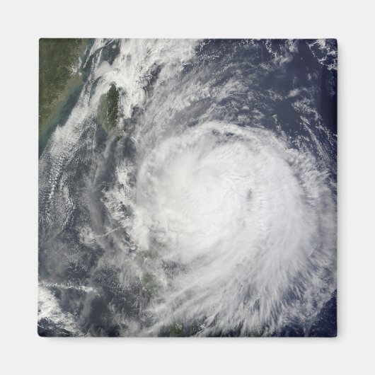 フィリピン沖の台風ルピット マグネット (正面)