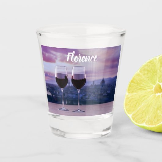 フィレンツェのスカイラインに赤ワインの2つのグラス ショットグラス (正面)
