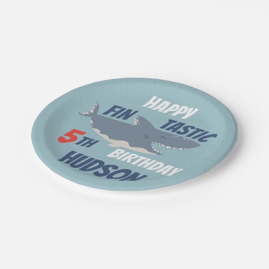 フィンタスティック幸せサメ誕生日パーティー、任意の年齢 ペーパープレート (アングル)