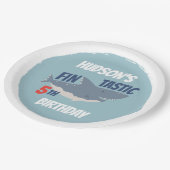 フィンタスティック幸せサメ誕生日パーティー、任意の年齢 ペーパープレート (アングル)