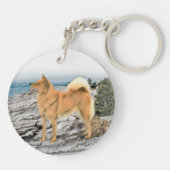 フィンランドスピッツ絵画アットシーショア – Dog Art キーホルダー (裏面)