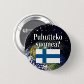 フィンランド話語ですか?フィンランド語で。国旗と地球 缶バッジ (正面&裏面)
