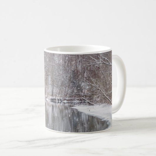 フィンリー川の上の雪 コーヒーマグカップ (正面右)