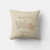 フィーダーで小さなベージュのバーディー – 一緒に良い。 クッション (正面)