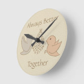 フィーダーで小さなベージュのバーディー – 一緒に良い。 ラウンド壁時計 (傾斜)