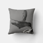 フィーダーブラックとホワイトでハミングバード3または3 クッション (裏面)