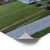 フィールドで話しているアメリカンフットボールのレフェリー ポスター (角)