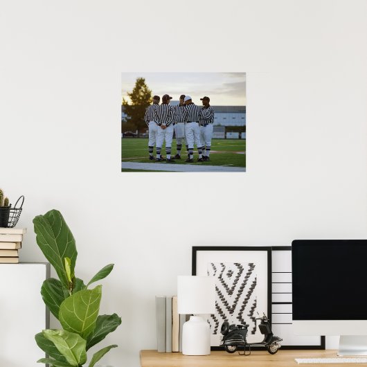 フィールドで話しているアメリカンフットボールのレフェリー ポスター (ホームオフィス)