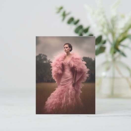 フィールドにピンクの羽毛のドレスを着た美人 ポストカード (スタンド正面)