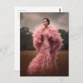 フィールドにピンクの羽毛のドレスを着た美人 ポストカード (正面/裏面)