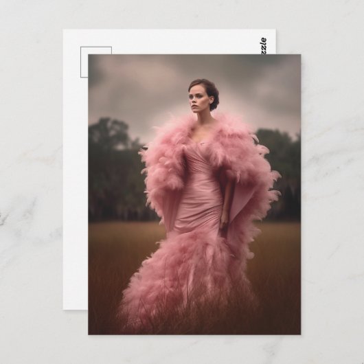 フィールドにピンクの羽毛のドレスを着た美人 ポストカード (正面/裏面)