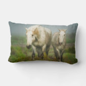 フィールドの白い馬のカマルグ ランバークッション (裏面)