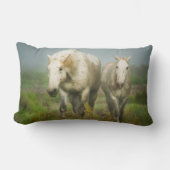 フィールドの白い馬のカマルグ ランバークッション (正面)
