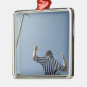 フィールドゴールを呼んでいるフットボールの審判員 メタルオーナメント (左)