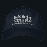 フィールドホッケーすごいファンカスタムスポーツチーム 刺繍入りキャップ<br><div class="desc">このFANお気に入りのキャップでフィールドホッケーチームまたはプレイヤーをすごいサポート。高校、青少年、クラブ、大学のチーム名を追加して、優れた帽子を作成する。（他のスポーツにも変更できる）。 チームの色に合わせて文字と帽子の色を簡単に変更。あなたはフィールドホッケー選手でもファンでも、この帽子を着てたくさんの賛辞を受け素晴らし取る。チーム募金素晴らしも行う!!</div>