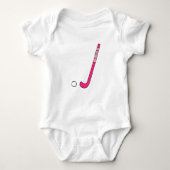 フィールドホッケーのピンクの棒 ベビーボディスーツ (正面)