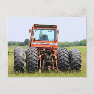 フィールド内の古いマッサージのキャブモデルトラクター ポストカード