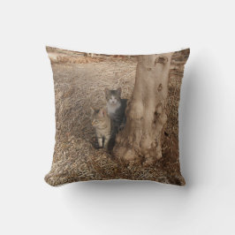 フィールド内の2つの甘い猫オリジナル写真アート クッション