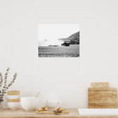 フィールド16x20で動作する白黒ファームトラクター ポスター (キッチン)