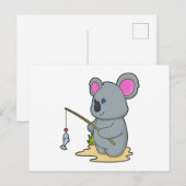 フイッシャーとしてのコアラ 釣り竿と魚付き ポストカード (正面/裏面)