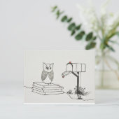 フウ頭が切れるルが積み重なった本で郵便を待つ ポストカード (スタンド正面)