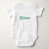 フェアユコアシュガープラムフェアリータイポグラフィアート ベビーボディスーツ (裏面)