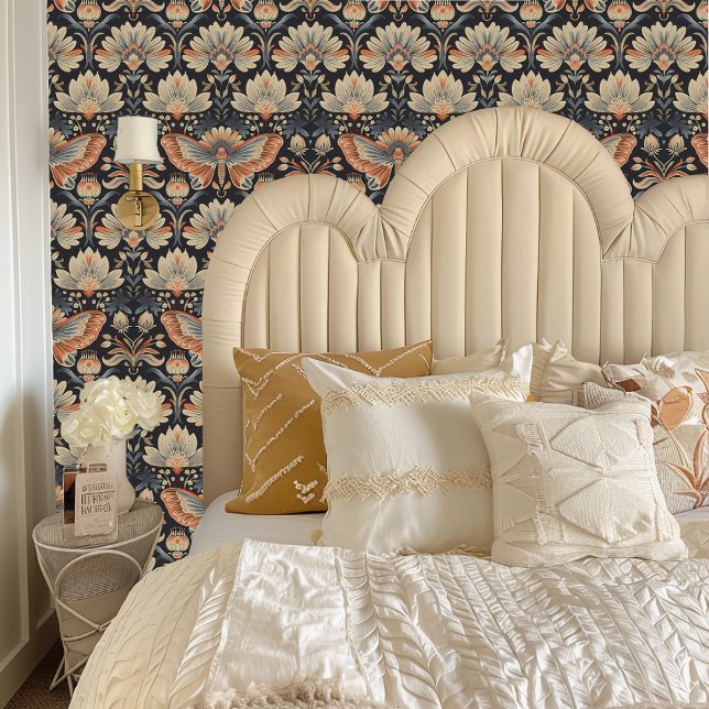 フェアユコアニュートラル色のガインスパイアス 壁紙 (Fairycore Neutral-Colored, Moth-Inspired Wallpaper behind a cream colored headboard.)