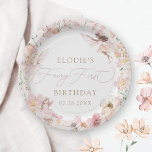 フェアリー1stピンクフローラガールズ誕生日 ペーパープレート<br><div class="desc">私たちの魅惑的な「妖精の最初」使い捨て紙プレートであなたの妖精をテーマにした最初の誕生日パーティーを完了。私たちの妖精の最初の誕生日の招待とシームレスに組み合わせるように設計されたこのプレートは、繊細な水の色の花模様、お洒落妖精、および柔らかいパステルの魅力的色合いのキノコを備えている。豪華なエレガント金ゴールドトーンのセリフとキュラシブなタイポグラフィは、あなたのテーブル設定に洗練されたtouchを追加する。これらの高品質プレートは美しく実用的で、あなたのパーティーの祭事を守るために維持される耐久性のある紙から作られる。ケーキ、スナック、食事を提供するのに最適な、これらの使い捨てプレートは、あなたの小さな女の子の特別な日に粘着性と魔法のtouchをもたらす。私たちの楽しい妖精ファースト紙プレートで魅惑的な雰囲気を維持しながらクリーンアップを行う。</div>