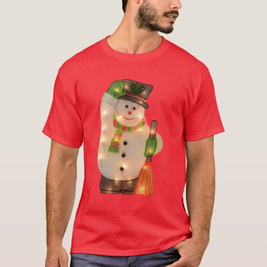 フェイクなクリスマスの照明を持つ幸せな雪だるま Tシャツ (正面)