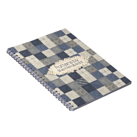 フェイクなデニムの青いクリーム色のキルティングのquilterパターン ノートブック (右側)