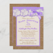 フェイクなバーラップのアイボリーのレース、紫色のベビーシャワーの招待 招待状 (正面/裏面)